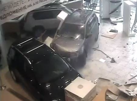 หนุ่มรัสเซียเคืองจัด ขับรถลุยโชว์รูมนิสสัน