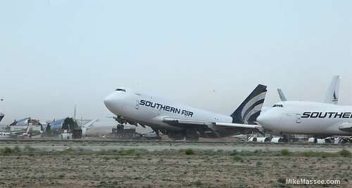 คลื่นลมแรง พัดหอบเครื่องบินลอยโยกไปมา