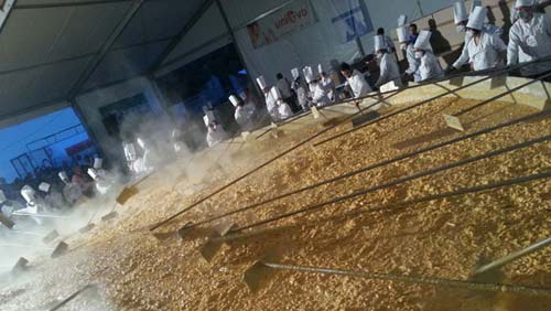 โปรตุเกสทุบสถิติไข่เจียวกระทะยักษ์ ใหญ่สุดในโลก