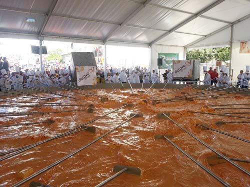โปรตุเกสทุบสถิติไข่เจียวกระทะยักษ์ ใหญ่สุดในโลก