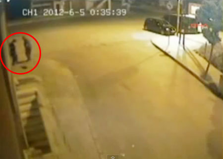 สาวตุรกีคลอดลูกขณะเดินบนถนน ก่อนเดินหนีไปหน้าตาเฉย