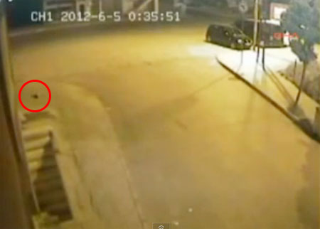 สาวตุรกีคลอดลูกขณะเดินบนถนน ก่อนเดินหนีไปหน้าตาเฉย