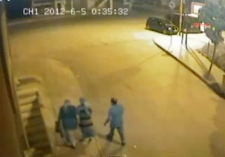 สาวตุรกีคลอดลูกขณะเดินบนถนน ก่อนเดินหนีไปหน้าตาเฉย