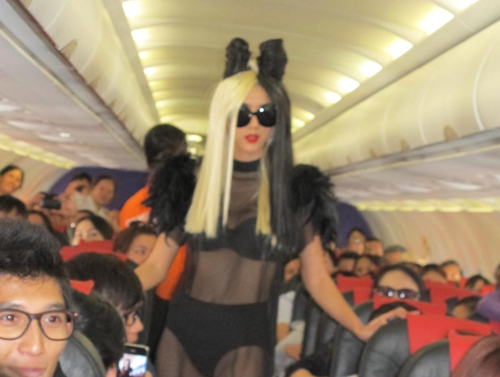 เวียดเจ็ตแอร์ ให้นางแบบฮอต หง็อกเกวี๋ยน แต่งเป็น เลดี้ กาก้า เปิดเที่ยวบิน