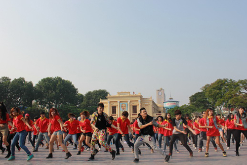 เวียดเจ็ตแอร์ ให้นางแบบฮอต หง็อกเกวี๋ยน แต่งเป็น เลดี้ กาก้า เปิดเที่ยวบิน