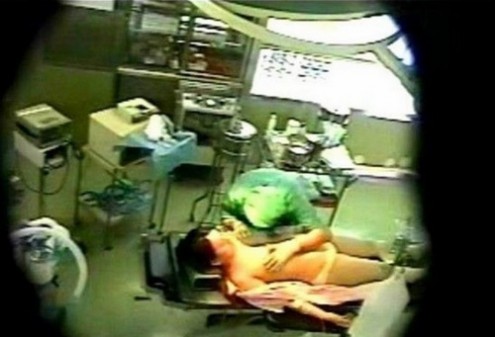 จีนเผยภาพสุดฉาว หมอหื่นข่มขืนคนไข้ขณะหมดสติ