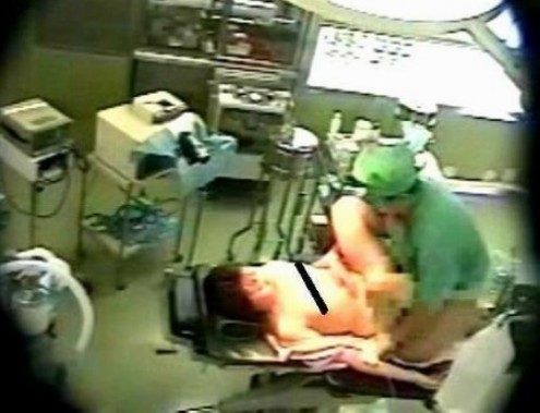 จีนเผยภาพสุดฉาว หมอหื่นข่มขืนคนไข้ขณะหมดสติ