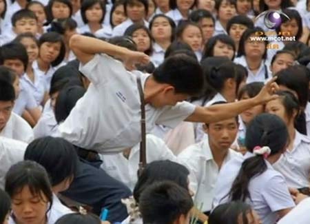 นักศึกษาเทคนิคจันทบุรีนับสิบ ของขึ้นกลางพิธีไหว้ครู