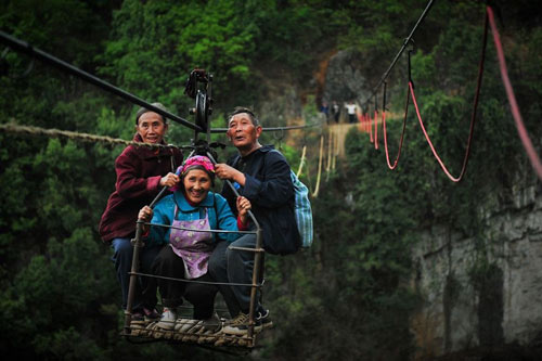 ชาวจีนนั่งกระเช้าประดิษฐ์