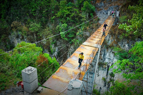 ชาวจีนนั่งกระเช้าประดิษฐ์