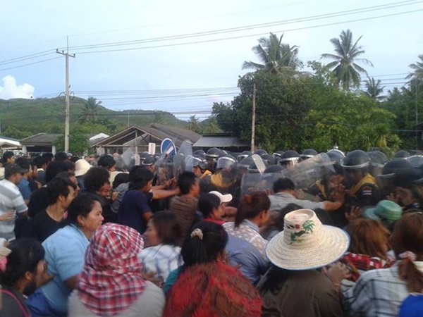 ม็อบสวนยางปิดถนน บางสะพาน ประจวบคีรีขันธ์ ปะทะตำรวจสลายม็อบ 