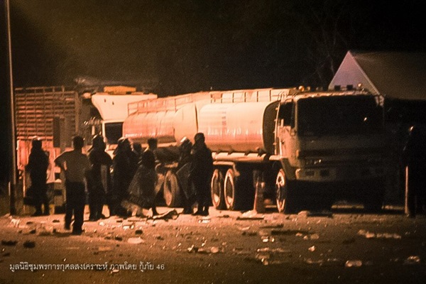 ม็อบสวนยางปิดถนน บางสะพาน ประจวบคีรีขันธ์ ปะทะตำรวจสลายม็อบ 