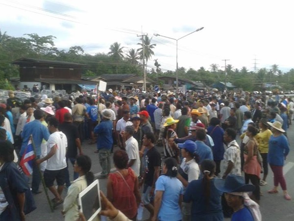 ม็อบสวนยางปิดถนน บางสะพาน ประจวบคีรีขันธ์ ปะทะตำรวจสลายม็อบ 