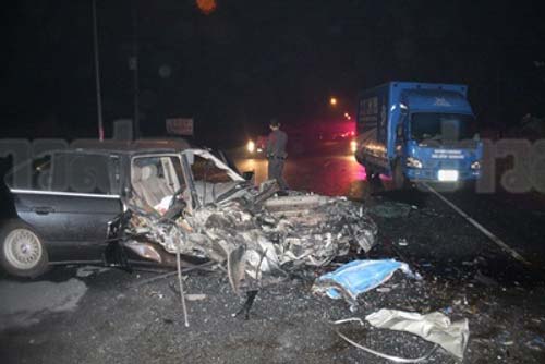 BMW ชนรถบรรทุกกองถ่ายละคร อ๊อฟ พงษ์พัฒน์ คนขับเจ็บสาหัส