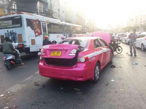 แท็กซี่โดนซ้อมปางตาย หลังลงไปด่าม็อบปิดถนนวิภาวดีทำรถติด