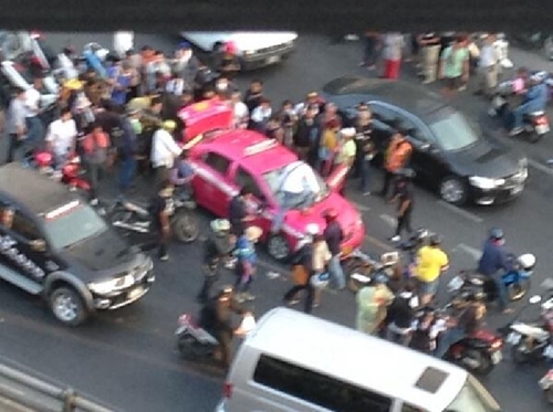 แท็กซี่โดนซ้อมปางตาย หลังลงไปด่าม็อบปิดถนนวิภาวดีทำรถติด
