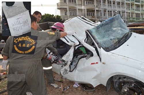 รถกระบะซิ่งแข่งกัน ก่อนเสียหลักชนเกาะกลาง ดับคาที่