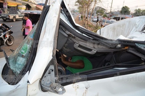 รถกระบะซิ่งแข่งกัน ก่อนเสียหลักชนเกาะกลาง ดับคาที่