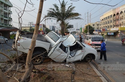 รถกระบะซิ่งแข่งกัน ก่อนเสียหลักชนเกาะกลาง ดับคาที่