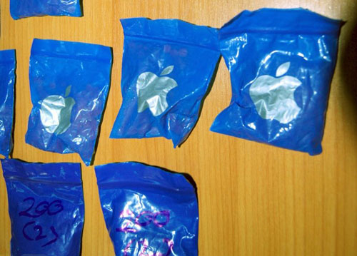 ตำรวจขอนแก่น บุกจับยาบ้ารูปแบบใหม่ สกรีนโลโก้แอปเปิ้ล