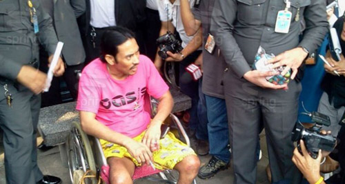 ชายพิการบุกโยนประทัดหน้ารัฐสภา ร้องช่วยคดีทำร้ายร่างกาย