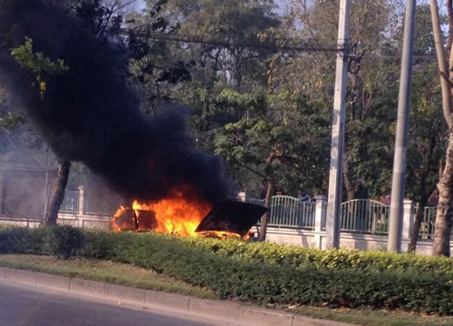 ไฟไหม้เก๋งติดแก๊ส ใต้สะพานพระราม 7 เสียหายทั้งคัน