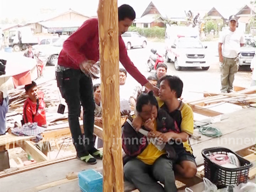 หนุ่มเครียดถูกแฟนทิ้ง เอามีดจี้คอหญิงวัย 61 ขอเงินกลับบ้าน