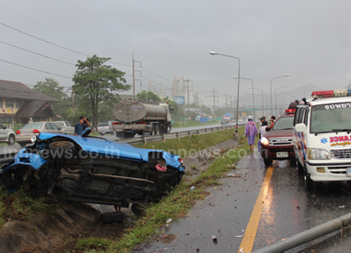กระบะชนเสาไฟฟ้า ดับ 1 เจ็บ 3 หลังกลับจากวันไหลบางแสน