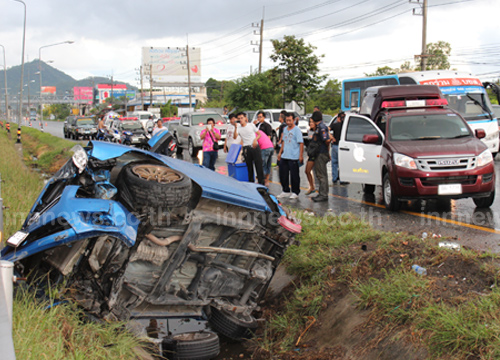 กระบะชนเสาไฟฟ้า ดับ 1 เจ็บ 3 หลังกลับจากวันไหลบางแสน