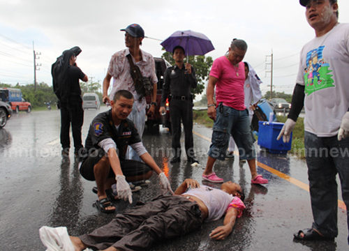 กระบะชนเสาไฟฟ้า ดับ 1 เจ็บ 3 หลังกลับจากวันไหลบางแสน