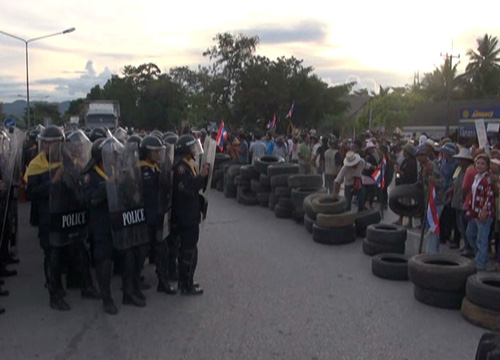 ม็อบสวนยางปิดถนน บางสะพาน ประจวบคีรีขันธ์ ปะทะตำรวจสลายม็อบ 