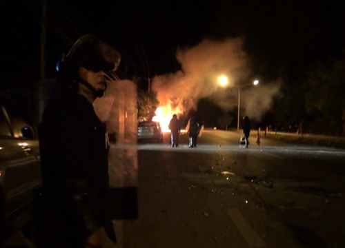 ม็อบสวนยางปิดถนน บางสะพาน ประจวบคีรีขันธ์ ปะทะตำรวจสลายม็อบ 