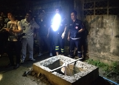 วิน จยย. เมาตกท่อระบายน้ำดับ เผยซ่อมถนนไม่ปิดฝาท่อ