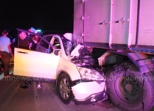 หนุ่มปทุมฯ ขับ CRV อัดท้ายพ่วง 18 ล้อจอดข้างทาง เจ็บสาหัส