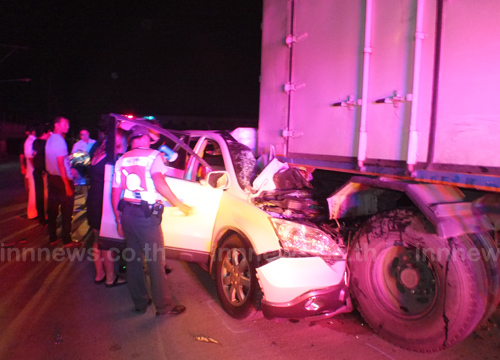 หนุ่มปทุมฯ ขับ CRV อัดท้ายพ่วง 18 ล้อจอดข้างทาง เจ็บสาหัส