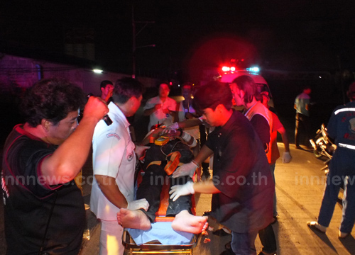 หนุ่มปทุมฯ ขับ CRV อัดท้ายพ่วง 18 ล้อจอดข้างทาง เจ็บสาหัส