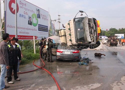 รถพ่วง 18 ล้อ แหกโค้งพุ่งทับรถเก๋งติดไฟแดง ที่ลำปาง