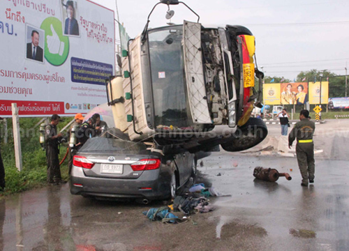 รถพ่วง 18 ล้อ แหกโค้งพุ่งทับรถเก๋งติดไฟแดง ที่ลำปาง