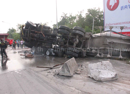 รถพ่วง 18 ล้อ แหกโค้งพุ่งทับรถเก๋งติดไฟแดง ที่ลำปาง