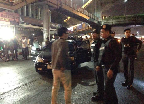 เก๋งแหกด่าน กปปส. อนุสาวรีย์ชัยฯ ยิงปะทะ-จับได้ 1 คน เป็นหญิง