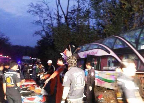 รถทัศนศึกษาโรงเรียนบ้านดงหลบคว่ำ เสียชีวิตเพิ่มเป็น 16 ศพ