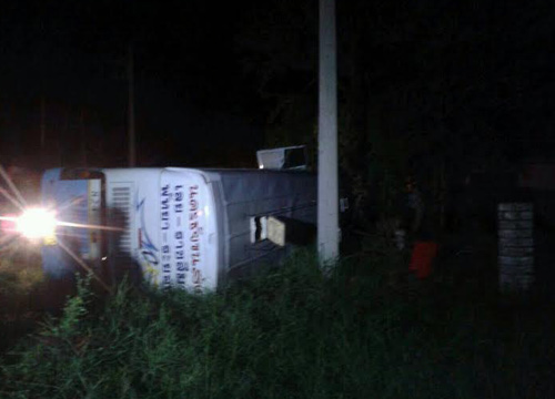 รถทัวร์ 2 ชั้น เลย-โคราช-ระยอง คว่ำที่สระบุรี คาดฝนตกถนนลื่น เจ็บ 38 ราย