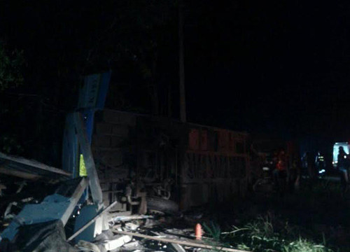 รถทัวร์ 2 ชั้น เลย-โคราช-ระยอง คว่ำที่สระบุรี คาดฝนตกถนนลื่น เจ็บ 38 ราย