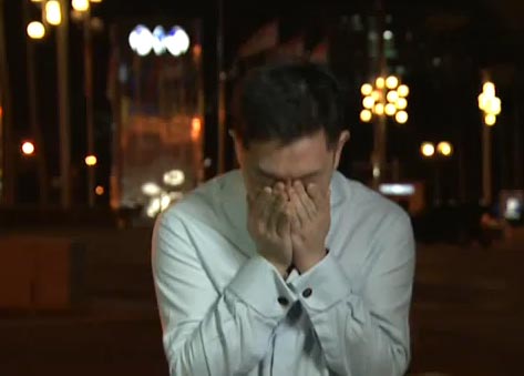 คลิปสุดเศร้า ผู้สื่อข่าวจีนปล่อยโฮขณะรายงานสด MH370 ที่มาเลเซีย