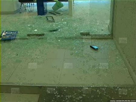 มือมืดปาก้อนหินใส่กระจก ธ.ทหารไทย