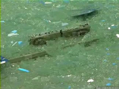 มือมืดปาก้อนหินใส่กระจก ธ.ทหารไทย