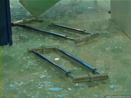 มือมืดปาก้อนหินใส่กระจก ธ.ทหารไทย