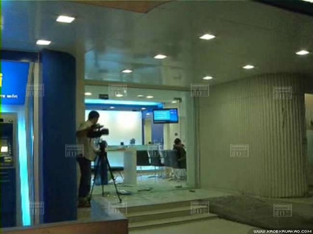 มือมืดปาก้อนหินใส่กระจก ธ.ทหารไทย