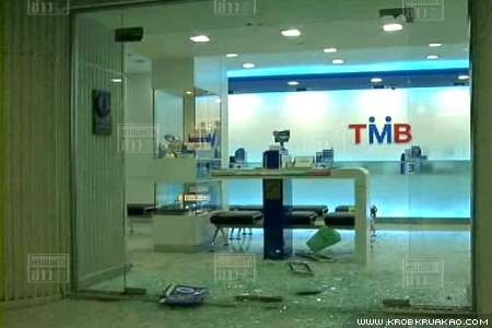 มือมืดปาก้อนหินใส่กระจก ธ.ทหารไทย