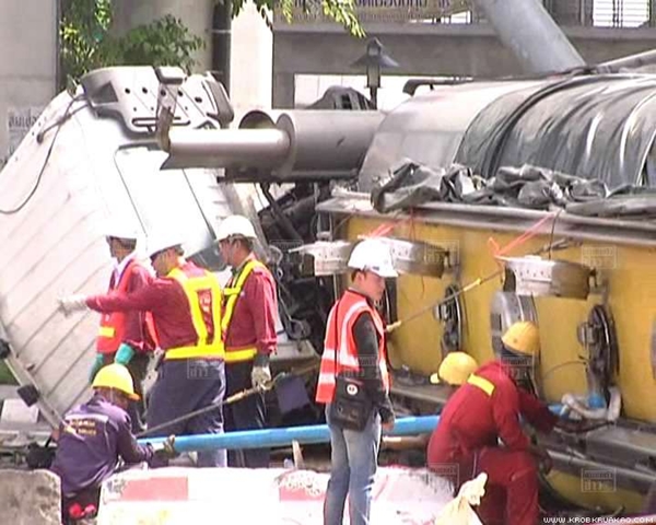 รถบรรทุกน้ำมันชนแท่งปูน